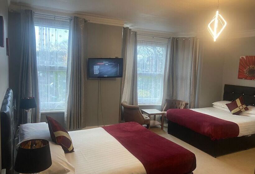 Четырехместный Номер Superior, Diamonds Lodge Near York Hospital