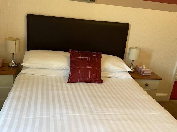 Номер Стандарт, Diamonds Lodge Near York Hospital