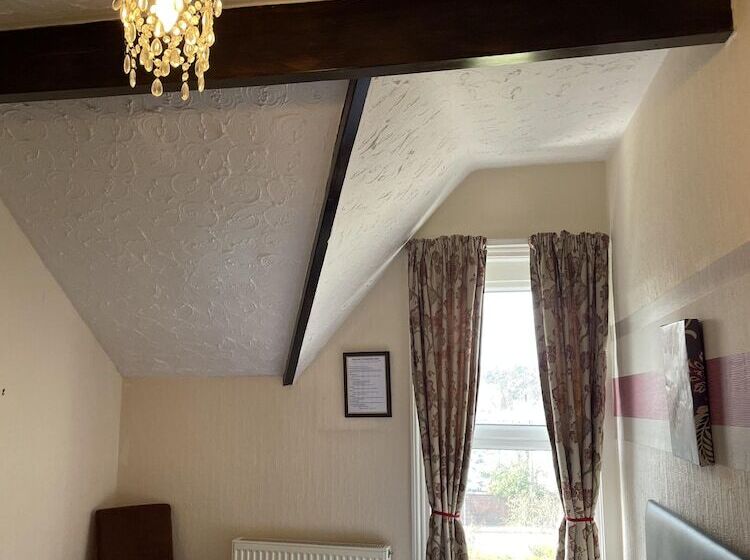 Номер Стандарт, Diamonds Lodge Near York Hospital