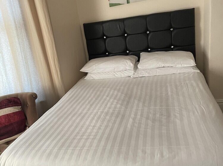 Номер Стандарт, Diamonds Lodge Near York Hospital