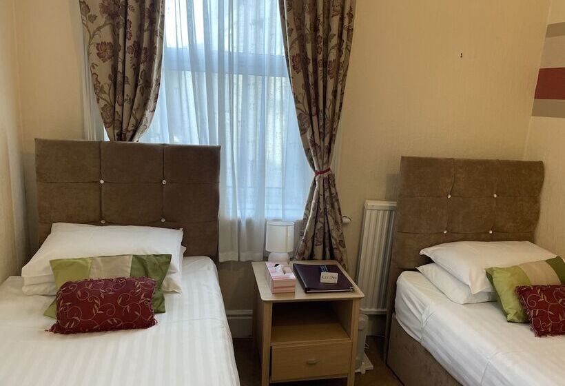 Номер Стандарт, Diamonds Lodge Near York Hospital