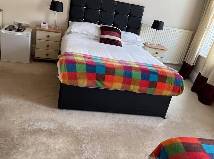 Четырехместный Номер Superior, Diamonds Lodge Near York Hospital