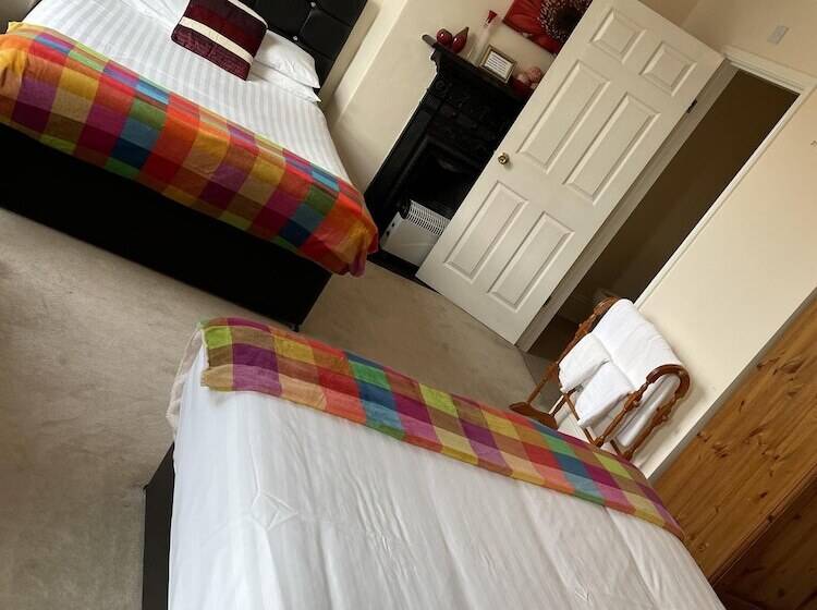 Четырехместный Номер Superior, Diamonds Lodge Near York Hospital