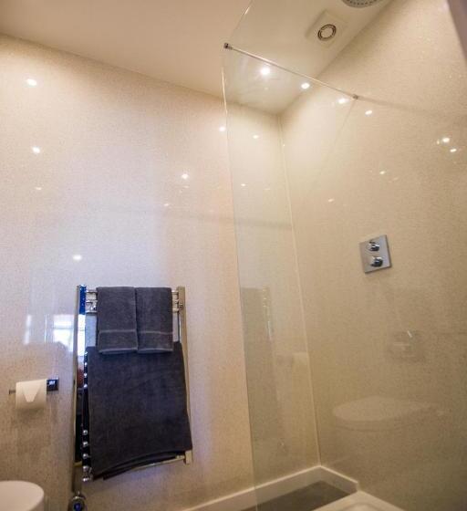 デラックスルーム, No5 Durley Road Contemporary Serviced Rooms And Suites No Food Available