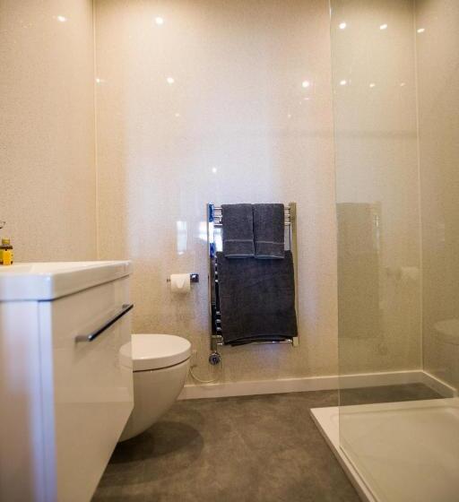 エクゼクティブルーム, No5 Durley Road Contemporary Serviced Rooms And Suites No Food Available