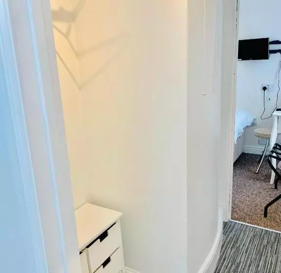 اتاق استاندارد یک نفره, Cambrian House
