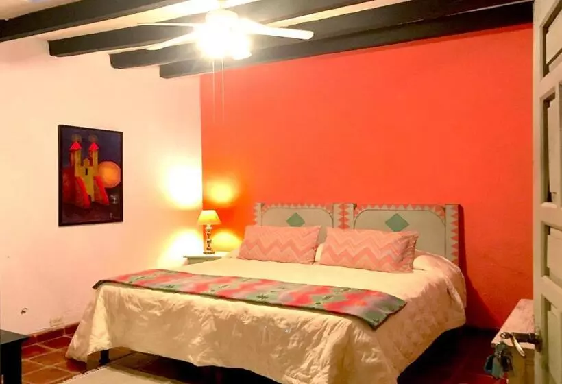 اتاق لوکس با تخت بزرگ, Casa De La Noche