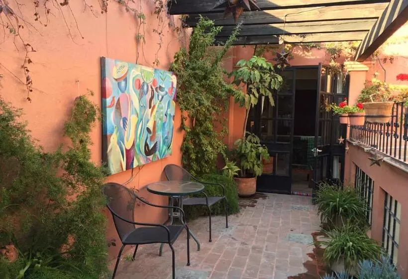 اتاق استاندارد سه نفره, Casa De La Noche