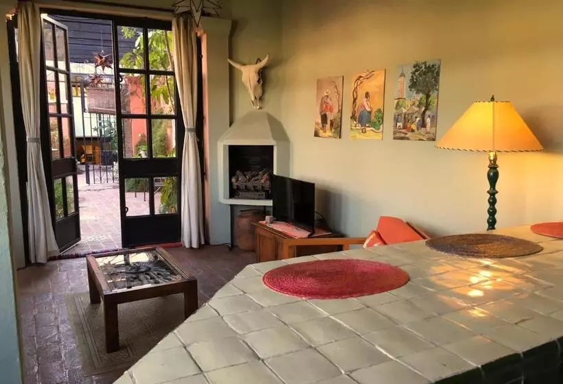 اتاق استاندارد سه نفره, Casa De La Noche
