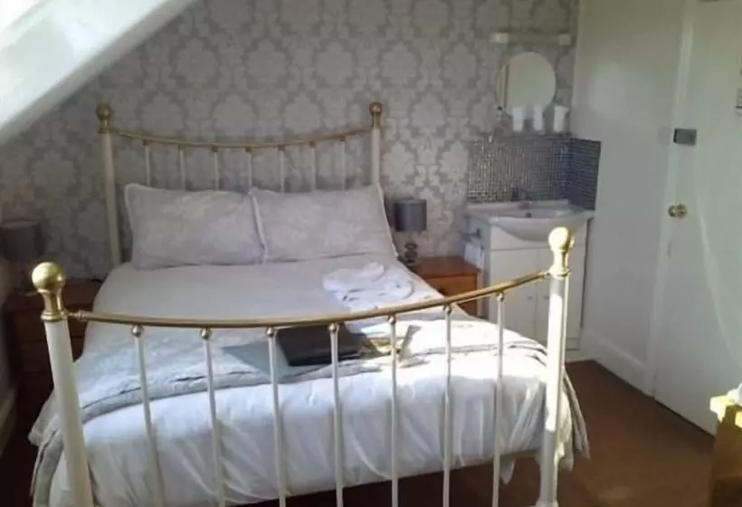 اتاق استاندارد سه نفره, Ellerbrook House