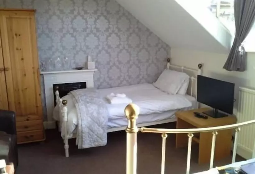 اتاق استاندارد سه نفره, Ellerbrook House