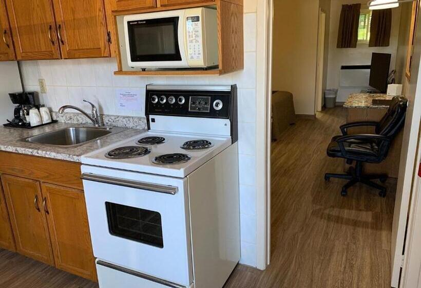 جناح, Newmarket Inn