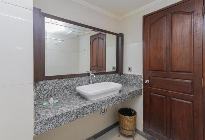 デラックスルーム, Urbanview Hotel Taman Suci Denpasar Bali