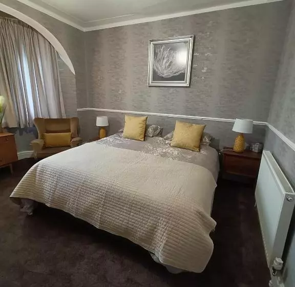 اتاق سوپریور با چشمانداز باغ, The Golden Sands