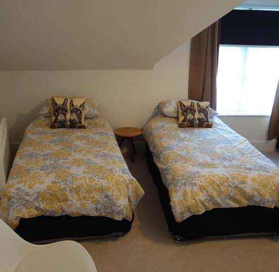 خانه 2 خوابه, The Golden Sands