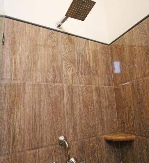 اتاق استاندارد, The Silk Route