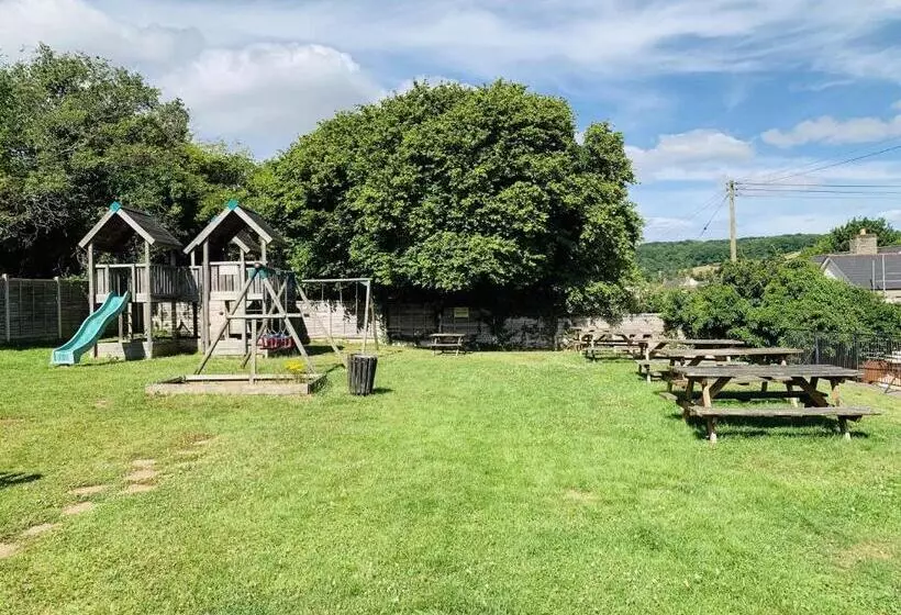 Standard-invahuone, The Yew Tree At Longhope