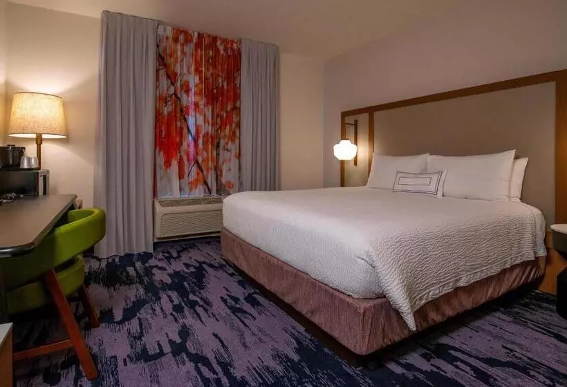 キングサイズベッドのスタンダードルーム, Fairfield Inn & Suites By Marriott Venice