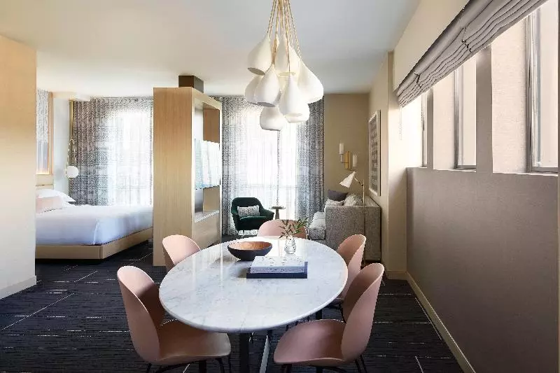 キングサイズベッドのスイートルーム, Kimpton Hotel Wilshire, An Ihg