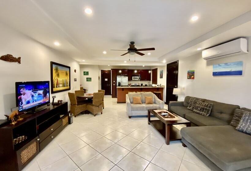 Апартаменты 1 Спальня Вид на Бассейн, Monte Carlo Luxury Condominiums