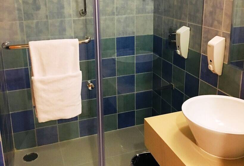 Номер Superior, Hometel Chandigarh