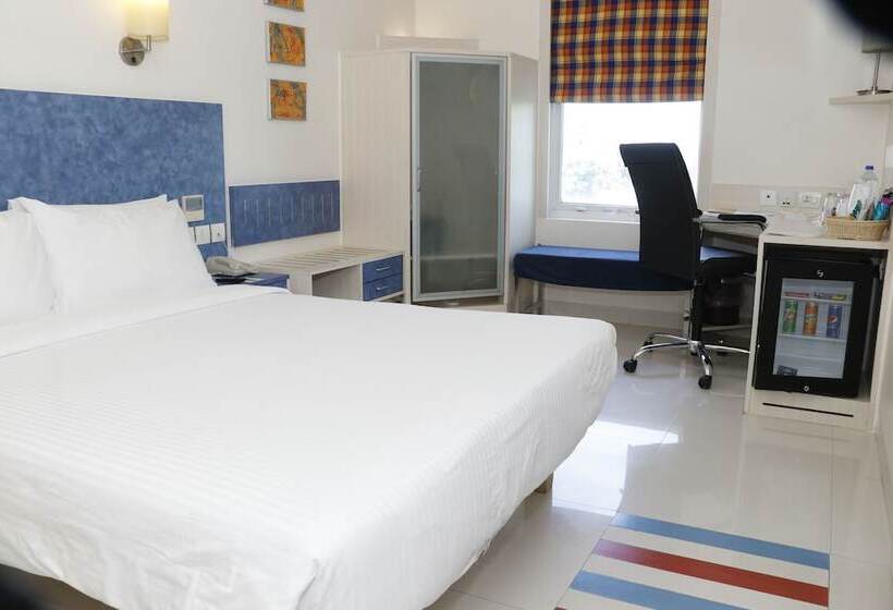 Номер Superior, Hometel Chandigarh