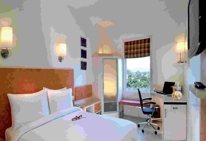 Номер Superior, Hometel Chandigarh