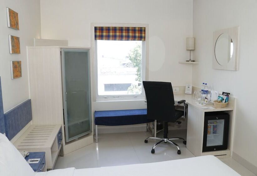 Номер Superior, Hometel Chandigarh