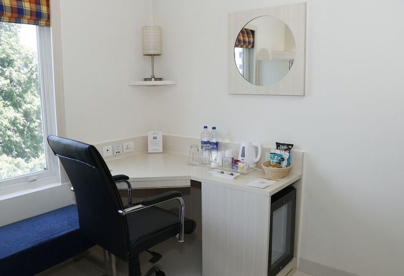 Номер Superior, Hometel Chandigarh