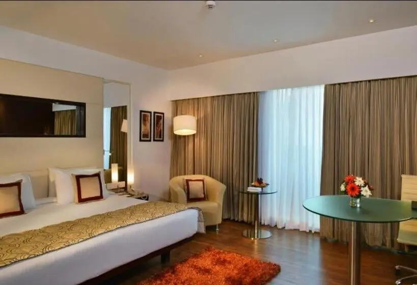 キングサイズベッドのデラックスルーム, Majestic Court Sarovar Portico Navi Mumbai