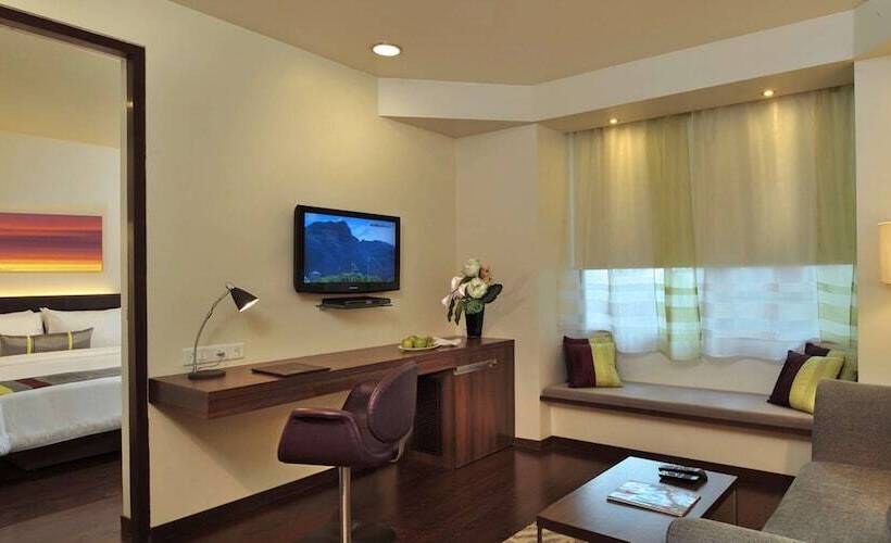 Люкс, Marasa Sarovar Portico  Rajkot