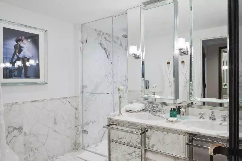 キングサイズベッドのスイートルーム, The Wellesley, A Luxury Collection Hotel, Knightsbridge, London