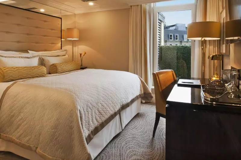 キングサイズベッドのスイートルーム, The Wellesley, A Luxury Collection Hotel, Knightsbridge, London