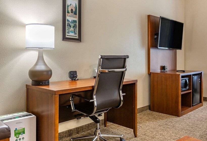 جناح, Comfort Suites Clayton  Garner