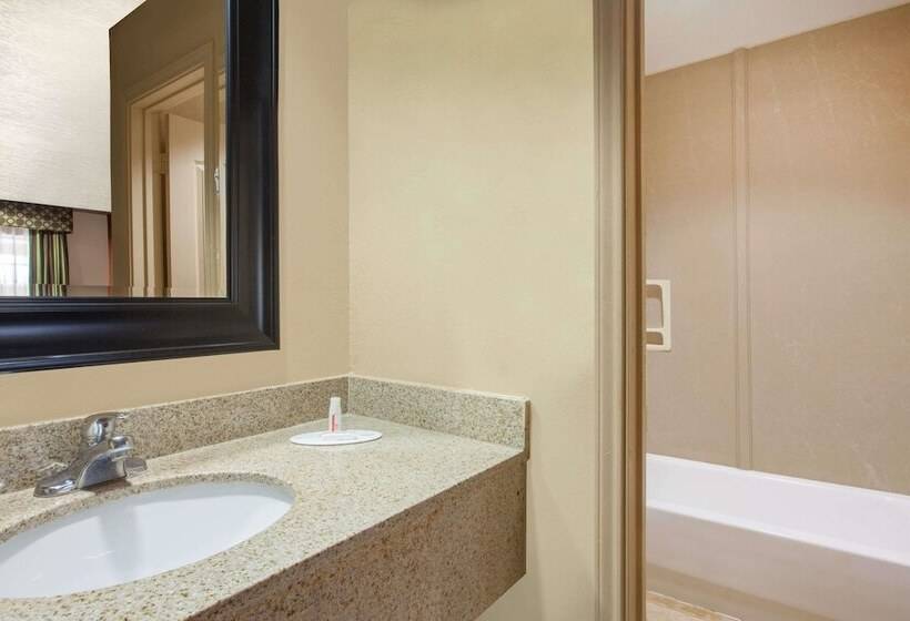 带2个双人床的标准工作室, Days Inn By Wyndham Centerville