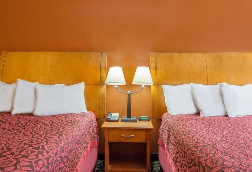 带2个双人床的标准工作室, Days Inn By Wyndham Centerville