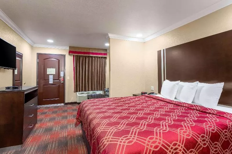 キングサイズベッドのスイートルーム, Econo Lodge Inn & Suites Escondido Downtown