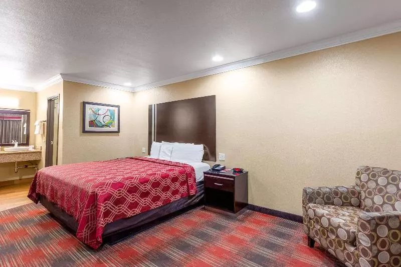 キングサイズベッドのスタンダードルーム, Econo Lodge Inn & Suites Escondido Downtown