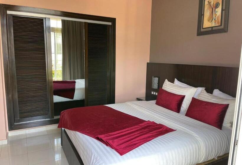 수피리어 룸, La Capitale