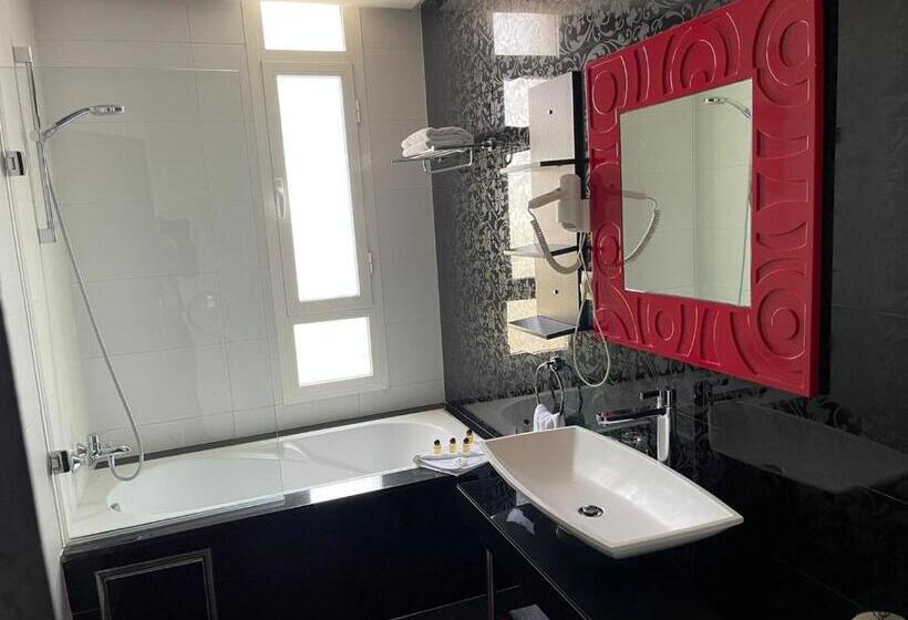 수피리어 룸, La Capitale