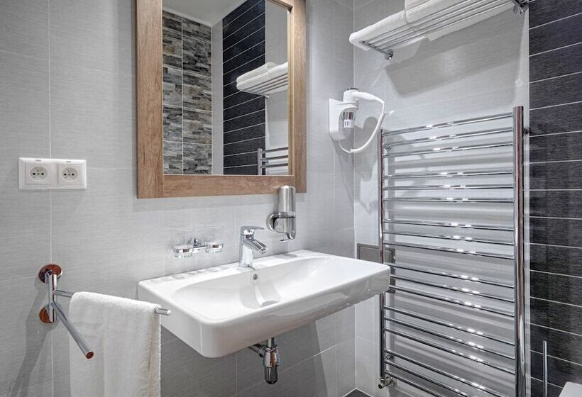 Pokój Deluxe Trzyosobowy, Viktor