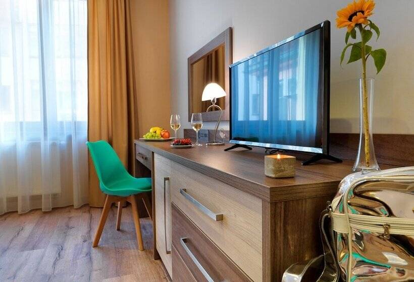 Pokój Deluxe Trzyosobowy, Viktor