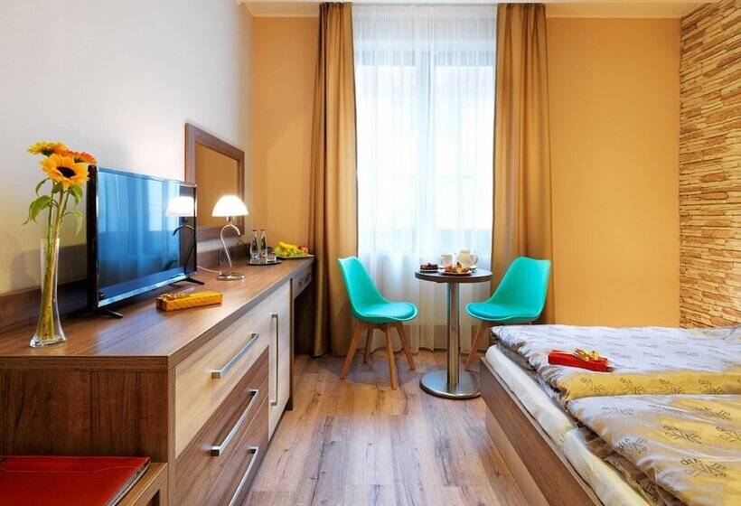 Pokój Deluxe Trzyosobowy, Viktor