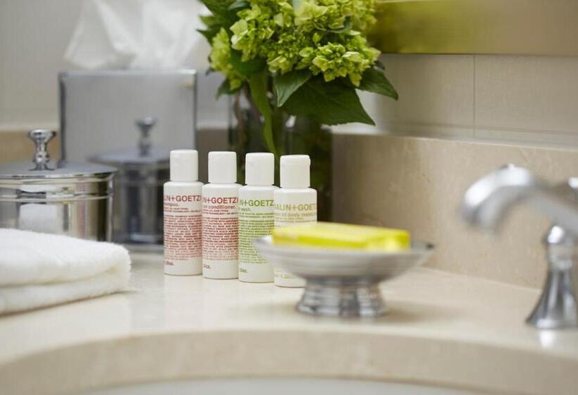 带大床的标准间, Commonwealth