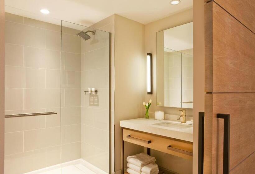 带大床的标准间, Commonwealth