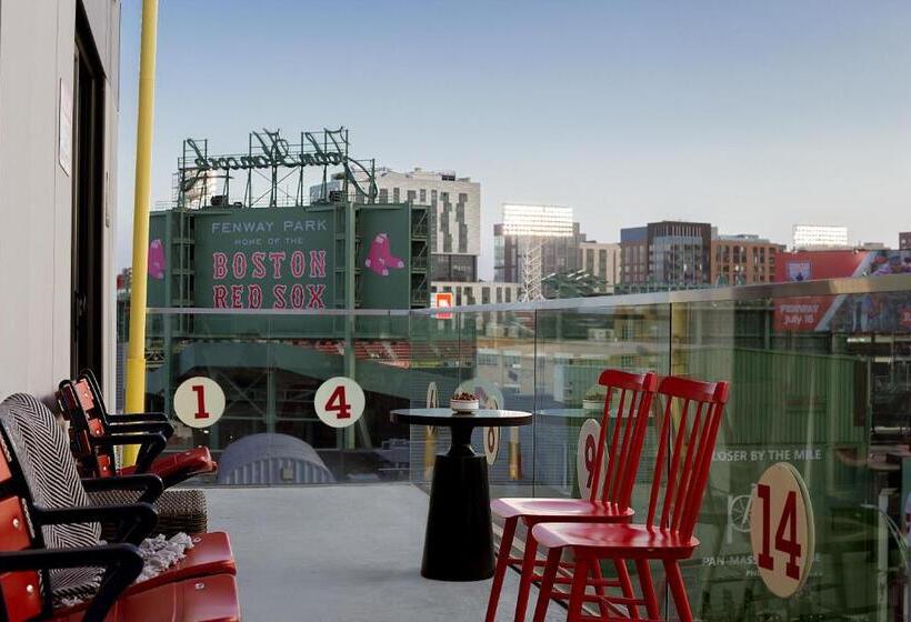 带阳台套房, Commonwealth