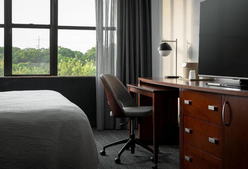 اتاق استاندارد با تخت بزرگ, Courtyard Long Island Macarthur Airport