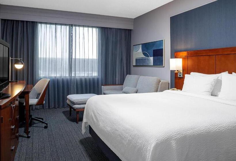 اتاق استاندارد با تخت بزرگ, Courtyard Long Island Macarthur Airport