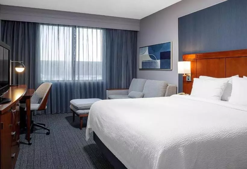 اتاق استاندارد با تخت بزرگ, Courtyard Long Island Macarthur Airport