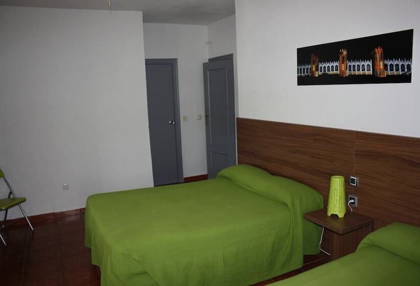 اتاق استاندارد سه نفره, Hostal La Estacion